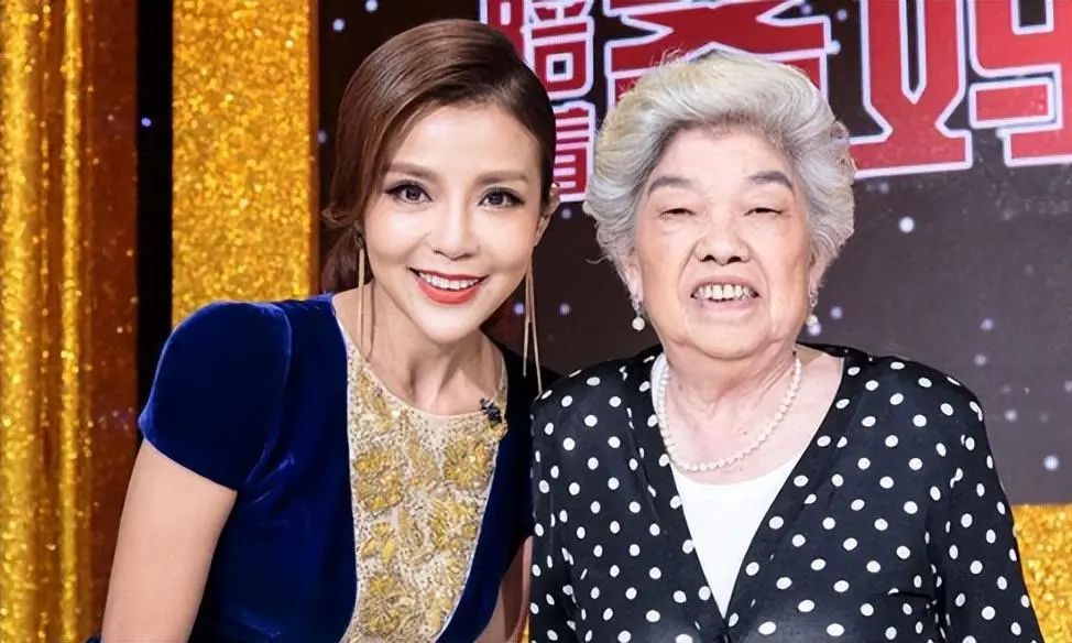 主持人朱迅哽咽痛哭,主持人朱迅和婆婆一起同台