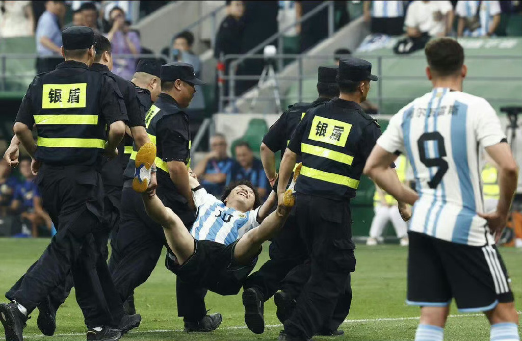 梅西拿着球迷冲进球场与梅西合照,大批梅西球迷冲进球场