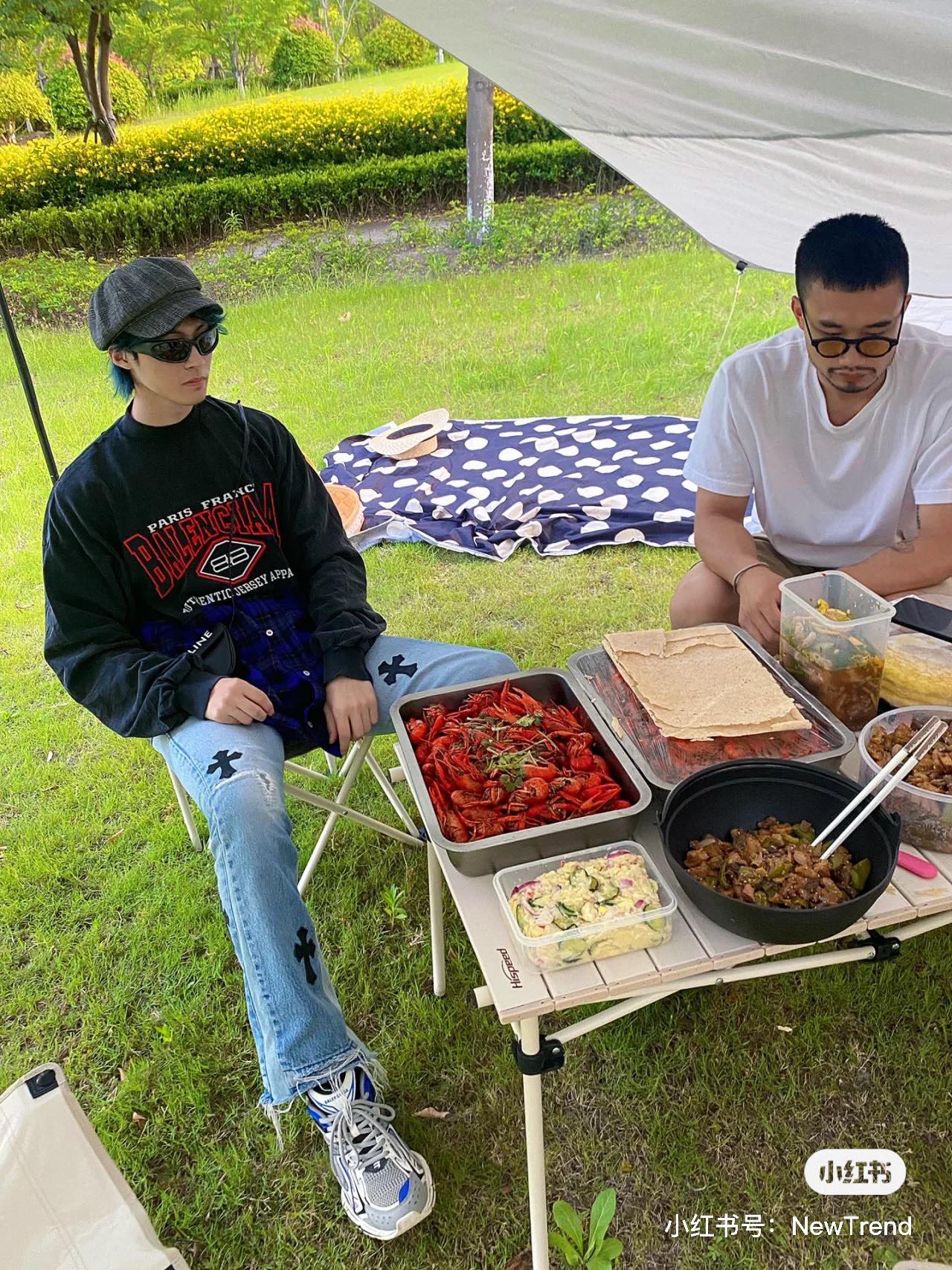 巴黎世家衬衫胸前刺绣款,巴黎世家长袖衬衫2020款背后字母