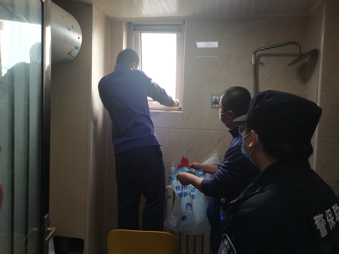 接诉即办|居民诉求及时响应清除高层窗外鸟窝