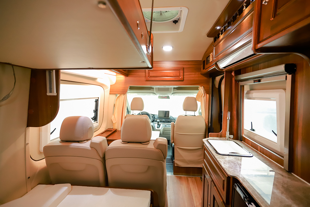 鲁道尔房车效果图,豪华卫浴分离房车