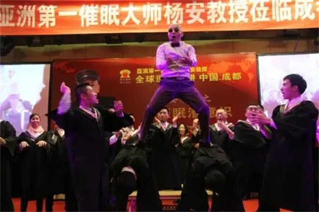 国产催眠大师1秒钟催眠主持人,国外催眠师街头3秒点穴催眠