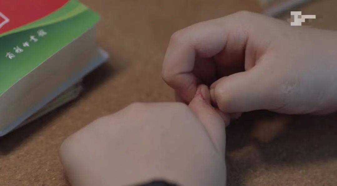 8岁篮球小孩詹姆斯,詹姆斯咬手指原因