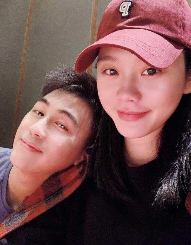 奚梦瑶与何猷君出席家族活动,奚梦瑶晒出一家四口握手照