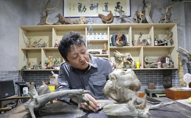 山西小伙卖房、花光百万，买了一屋烂树根，11年后价值无法估量