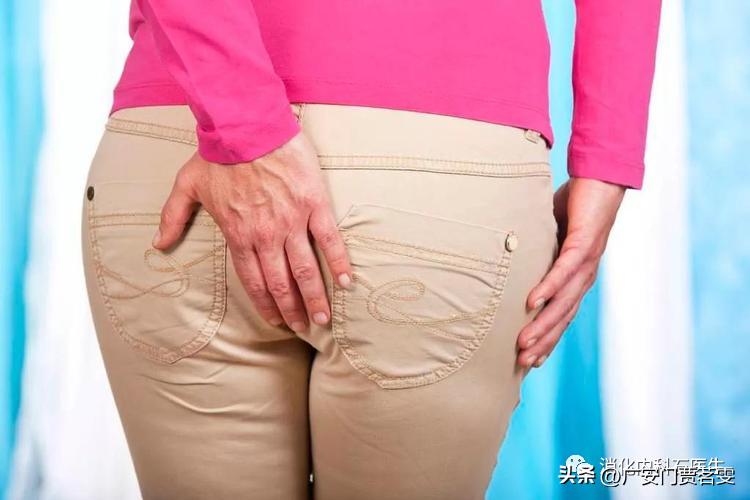 女子值班时屁股下湿润，入厕被领导批评，医生确诊后难过掩面哭泣