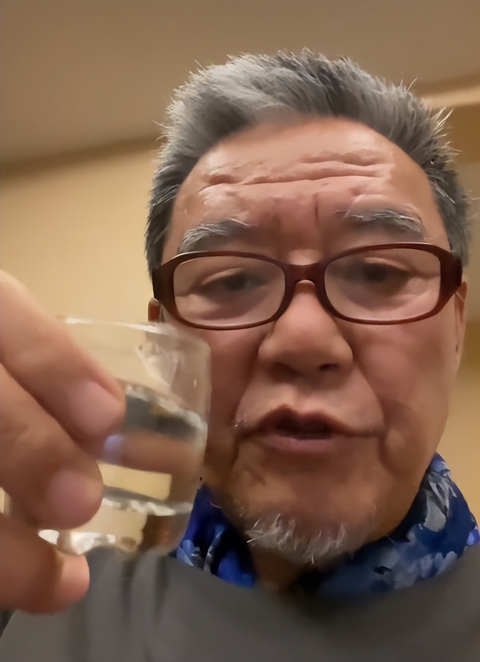 李立群和闺女晒太阳抖音,68岁李立群晒照