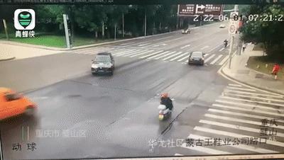 突发！重庆两车相撞，货车冲上便道致1死5伤，时速30公里能伤人？