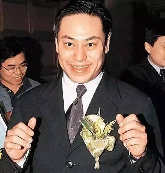 香港穷小子,做房地产身家20亿,疯狂泡女明星,却47岁在东莞猝死