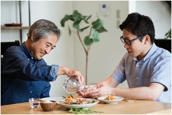 向别人敬酒时杯子应该高还是低,向别人敬酒是什么意思