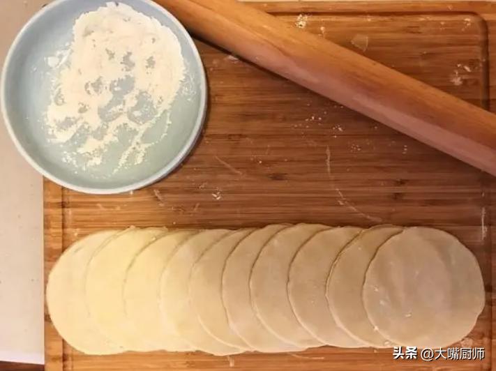 擀饺子皮的小技巧,擀饺子皮时用什么粉才不会粘