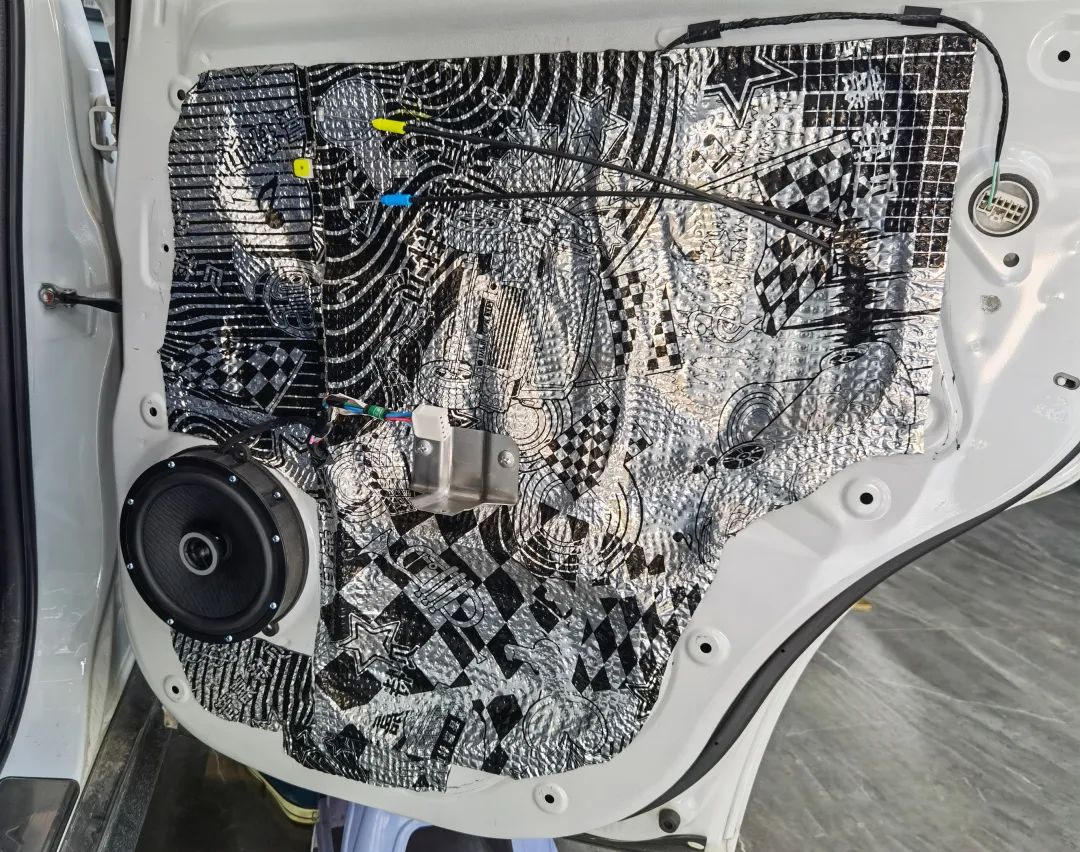 越野的旅途怎么能少了音乐的陪伴？丰田酷路泽音响升级