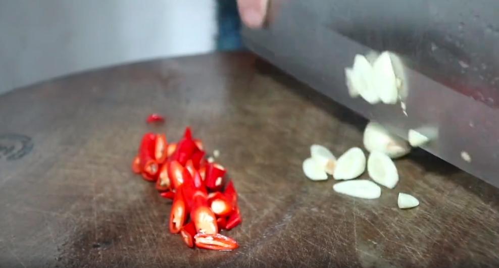 炒蒜苔怎么避免炒糊了,炒蒜苔时最忌直接焯水