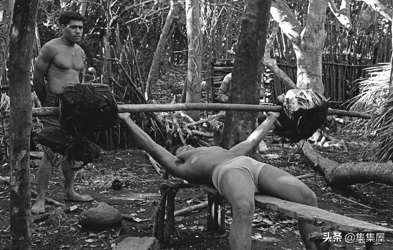六个男孩被困荒岛,6个男孩在一座荒岛上生存了15个月