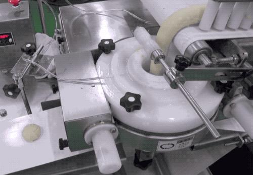 全自动月饼工厂流水线生产,一体化月饼生产线操作