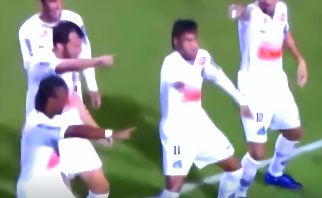 内马尔进球为白血病男孩跳舞,内马尔学患病孩子进球跳舞