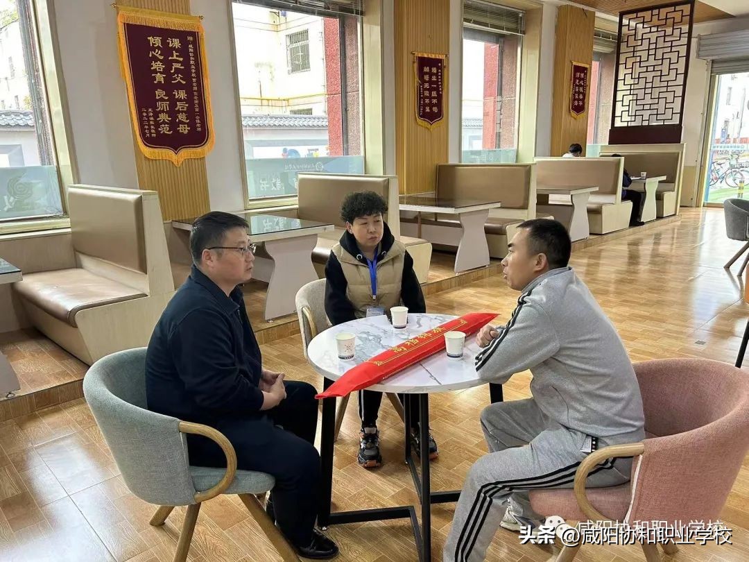 学校给公益单位送锦旗,为学校送锦旗仪式感满满的