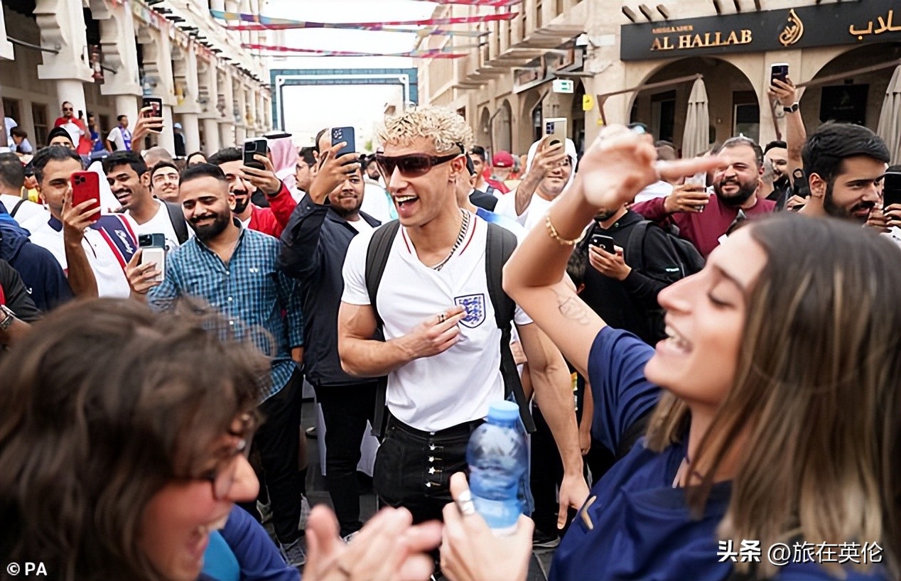 法国大战英格兰球迷,英格兰和法国球迷为主队加油助威