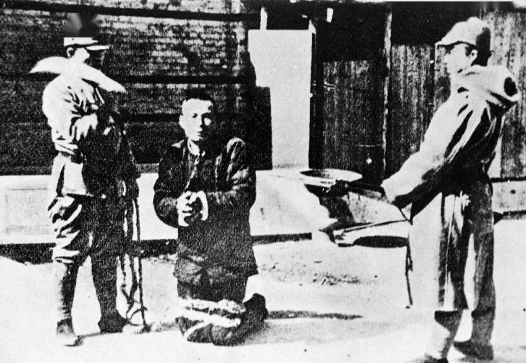 小伙缴获日本天皇赐下的战刀,老人缴获一把日本军刀