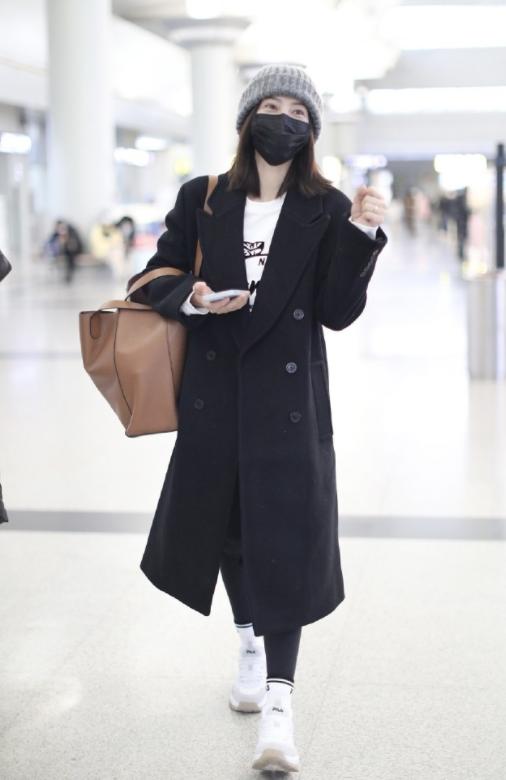 38岁女神高圆圆墨绿大衣出镜,高圆圆藏蓝色大衣搭配图片大全