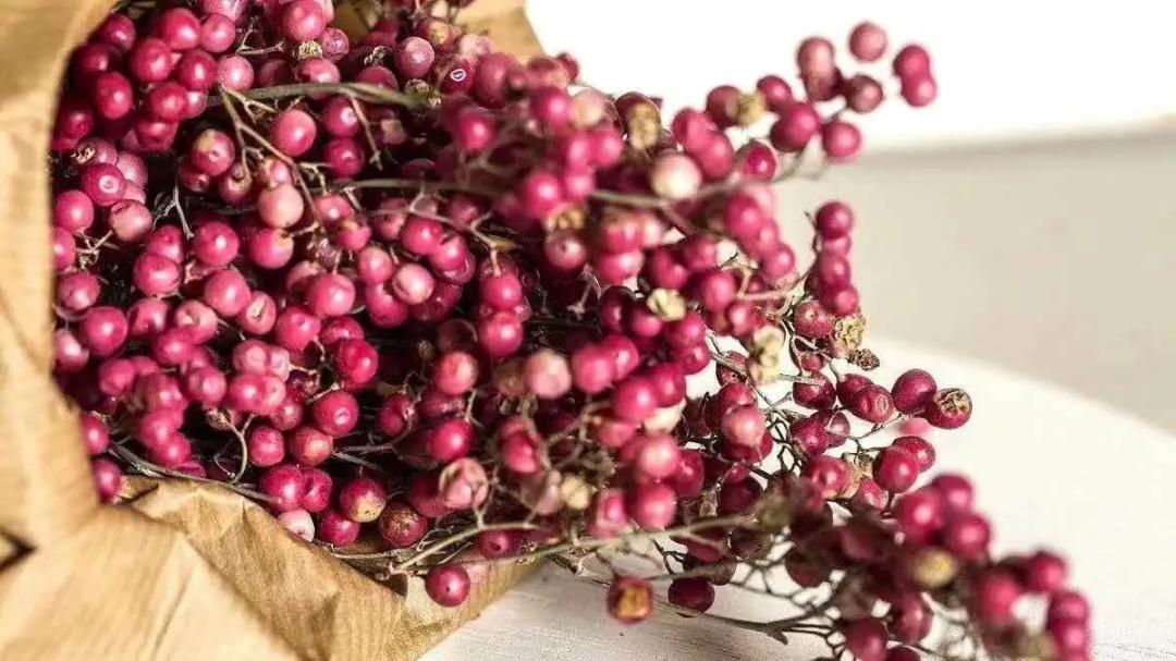 粉红胡椒和黑胡椒的区别,白胡椒和黑胡椒来自同一种植物么