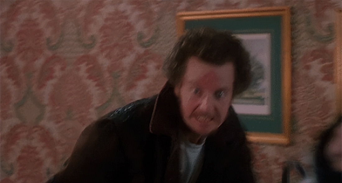 “小麦”智斗两个偷贼，笑点不断，暗示权力转移激发家庭成员潜力