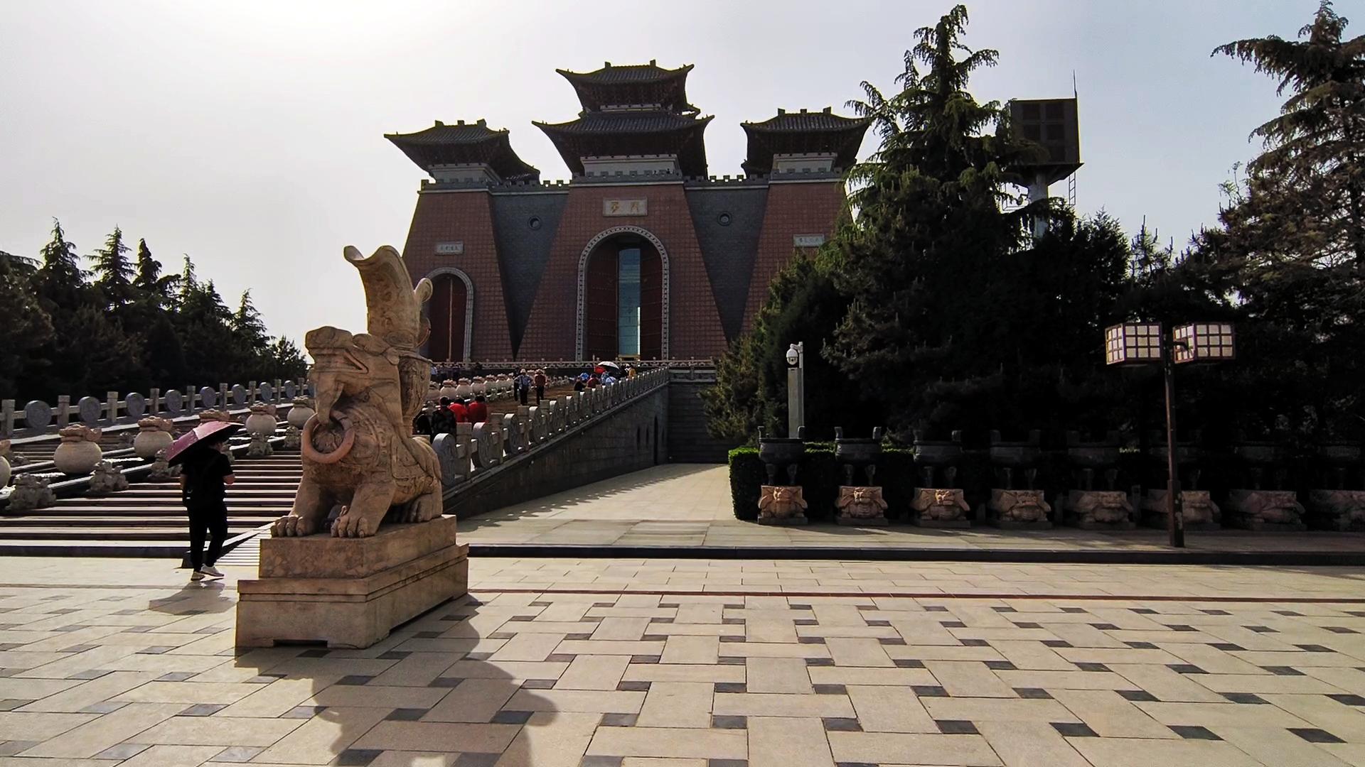 中国第一座门文化旅游景观展现中华民族历史渊源的华夏文明纪念碑