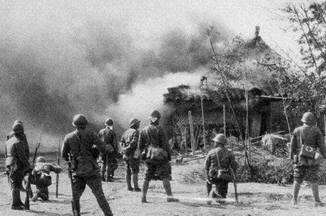 抗战日军单兵作战真实纪录片,真实记录日寇抓了两个娃娃兵