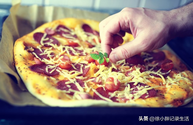 怎样用空气炸锅烤披萨,空气炸锅烤披萨最佳温度和时间