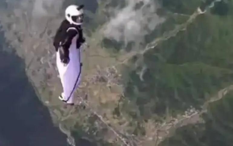 2020年,大四女生刘安在天门山翼装飞行时遇难,极限运动值得吗?