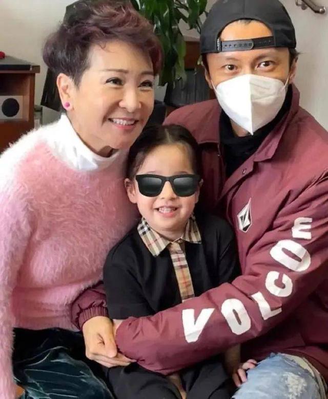 王菲会干涉谢霆锋张柏芝复婚吗,谢霆锋被媒体问想和王菲复合吗