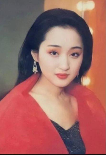 她被称为一代玉女,她被誉为清纯玉女型歌手