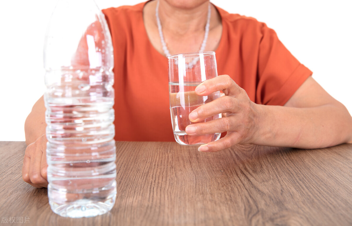 感觉鱼刺卡在食管上怎么办,突然鱼刺卡