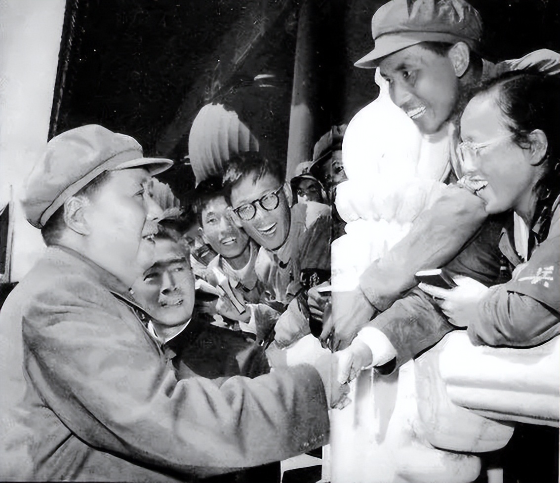 重温毛主席经典诗词:读伟人诗词,看一代天骄!