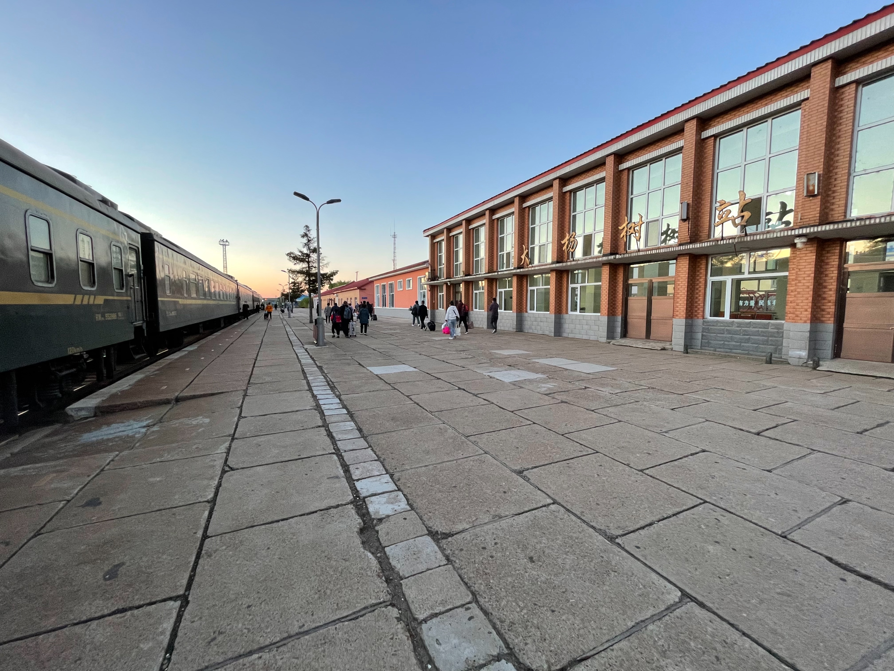 东北小镇考生45年来首在当地考试：曾凌晨坐火车到130公里外高考，一夜不睡，被偷东西是常事