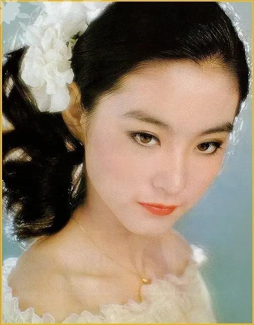 邓丽君和林青霞视频,邓丽君和林青霞海边照