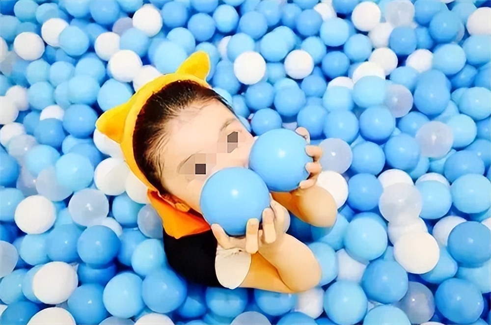 回顾北京3岁男童跳入海洋球致残，家属向儿童乐园索赔19万，判了