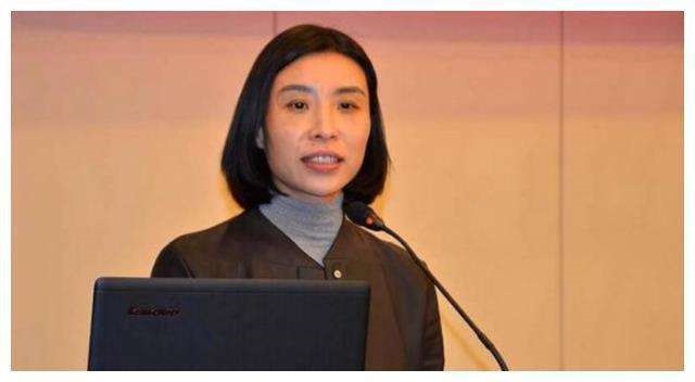 从工厂小妹逆袭为申通霸总，146亿卖掉申通后，靠卖雨伞又挣200亿