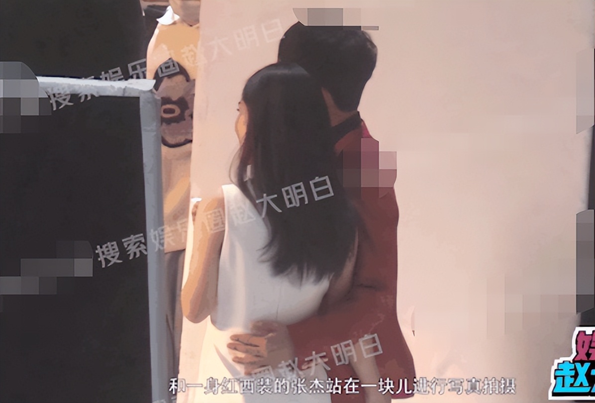 张杰晒与谢娜牵手照名场面,张杰晒与谢娜牵手合影庆祝结婚