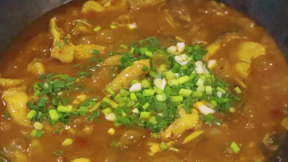 川菜泡菜鱼的家常做法，鱼肉鲜嫩爽滑酸香开胃，让你食欲大增