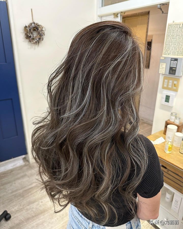 减龄高马尾头顶蓬松时尚发型扎法,40岁减龄发型短发时尚