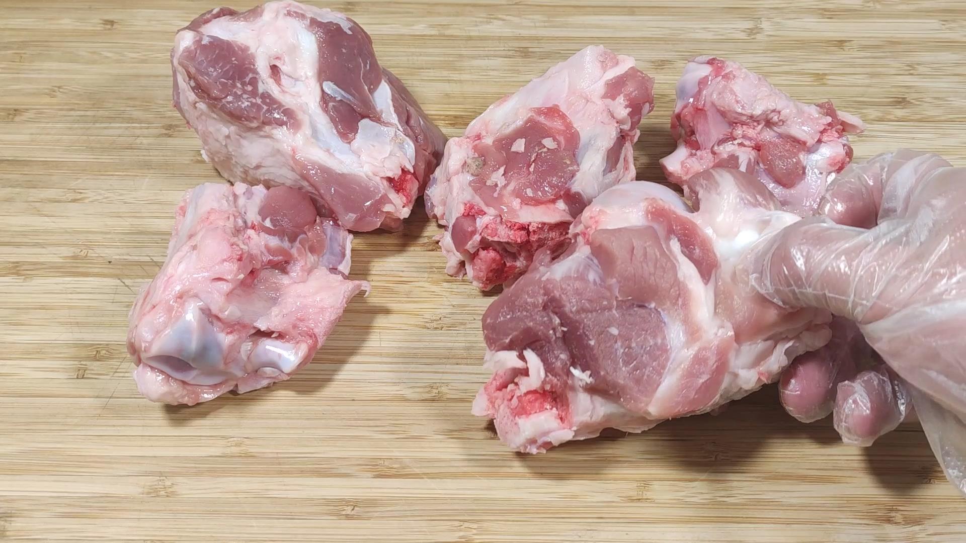 炖骨头汤牢记两放2不放的诀窍,炖大骨头汤的正确方法