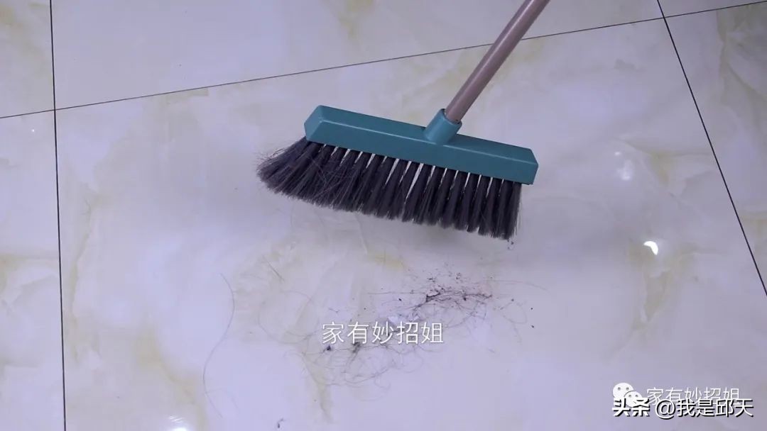 扫把粘在头发上怎么去除,家里头发灰尘多怎么办