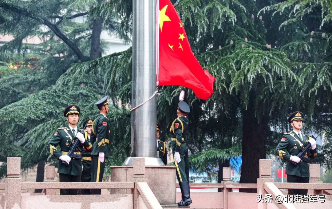 敬礼鲜艳的五星红旗,鲜艳五星红旗下敬礼视频
