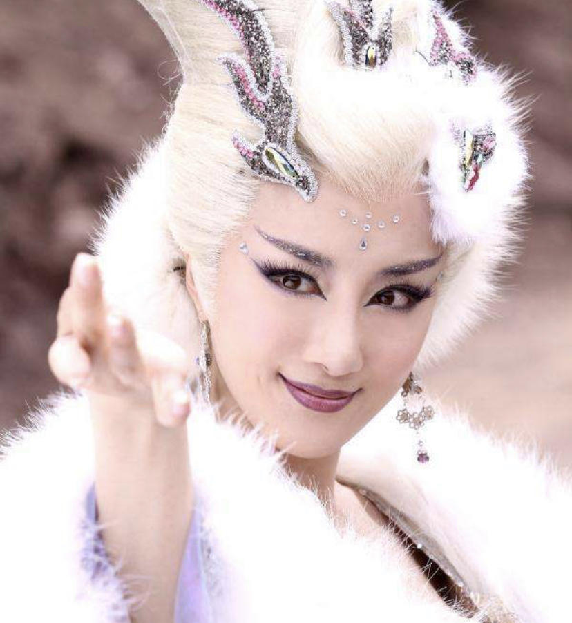 鸡毛穿一身、通天大脑门…国产神话剧的惊人造型,他们全都承包了