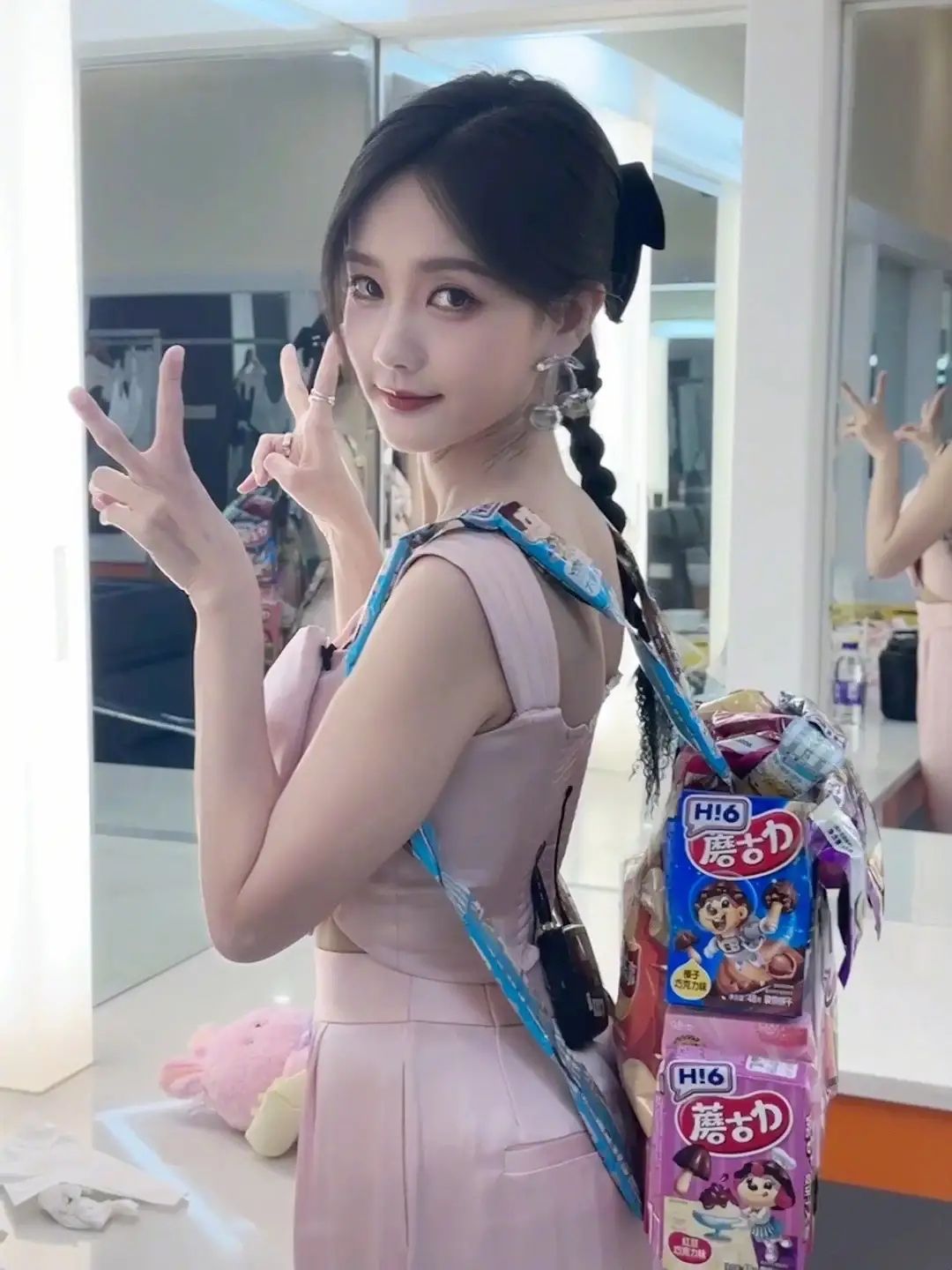 李一桐飞机上脱鞋引争议后续,李一桐揭纱帽