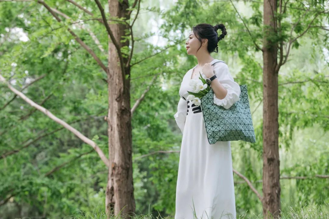 孟晚舟穿的白色连衣裙是什么品牌,孟晚舟同款连衣裙大码