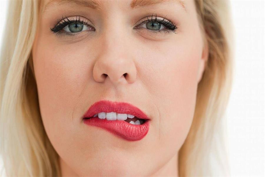 冬季嘴唇干裂起皮小妙招,冬季嘴唇干裂起皮用什么小妙招