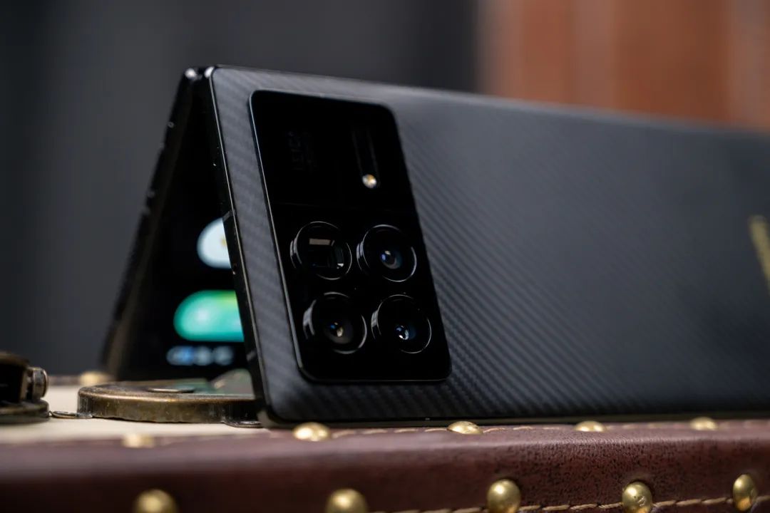 小米mixfold3长焦微距对比华为,关注色彩