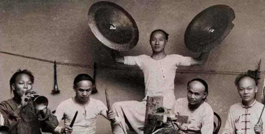 日军当着国军的面杀俘虏,日军侵华兽行